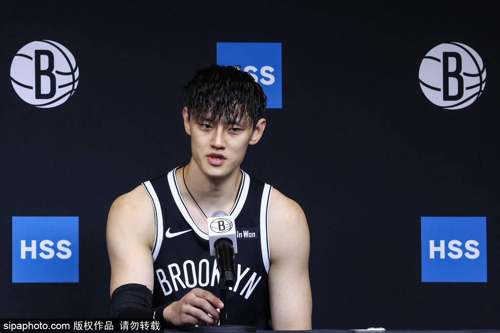 曾凡博没上场！媒体人:教练考虑饭碗 队友关心合同